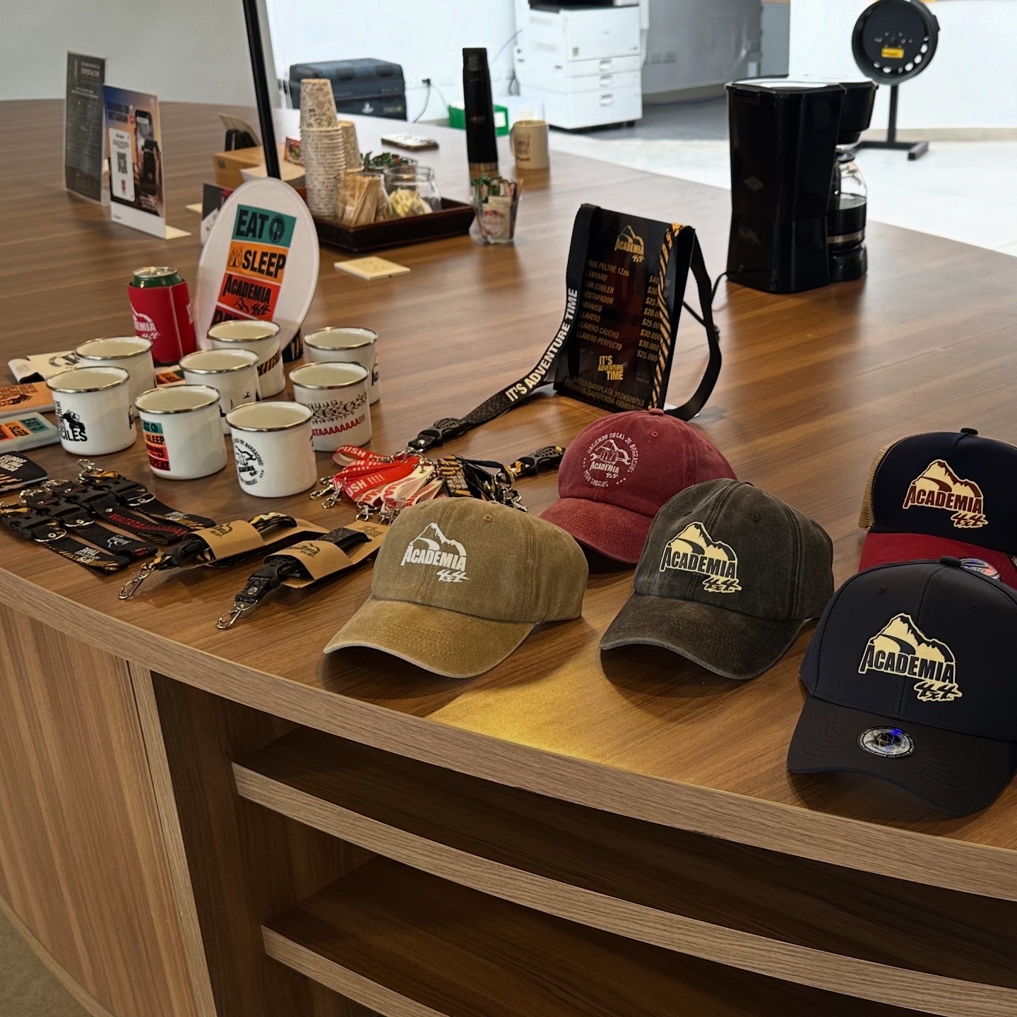 Academia 4x4 Merch Display